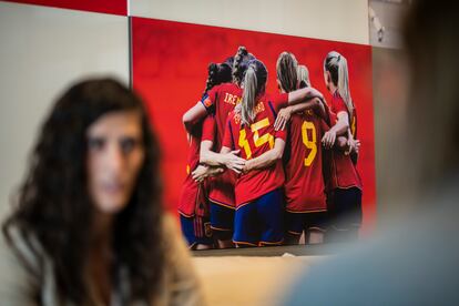 Montse Tomé, durante la charla. Al fondo, una imagen de las jugadoras de la selección.