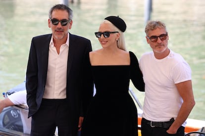 Lady Gaga, Joaquin Phoenix y Todd Phillips a su llegada al festival de cine de Venecia, este miércoles.