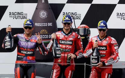 Jorge Martín (i), Francesco Bagnaia y Enea Bastianini (d) celebran en el podio después del Gran Premio de Austria de MotoGP.