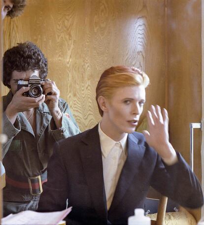 Geoff MacCormack fotografiando a David Bowie mientras jugaba con un espejo durante el rodaje de 'The Man Who Fell to Earth'.