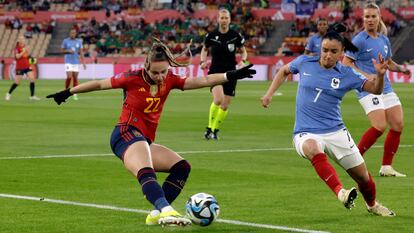 Athenea del Castillo (a la izquierda) pelea por el balón con Sakina Karchaoui.