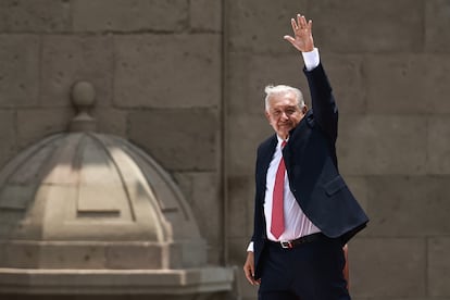 López Obrador saluda a simpatizantes en el Zócalo capitalino previo a su último informe de Gobierno, el 1 de septiembre de 2024.