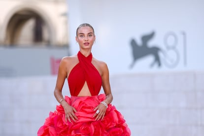 Rose Bertram posa en la alfombra roja del festival.