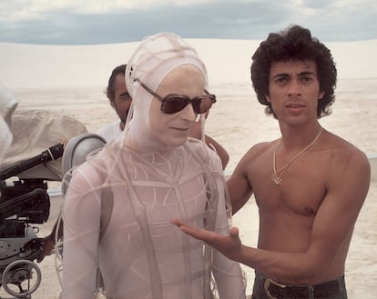 Bowie y Geoff MacCormack en el rodaje de la película de ciencia ficción 'The Man Who Fell to Earth' (1976). "Con temperaturas altísimas y un disfraz incómodo, todo el crédito para David por ver el lado divertido", dice Geoff MacCormack en su libro 'David Bowie: Rock’n roll with Me'. 