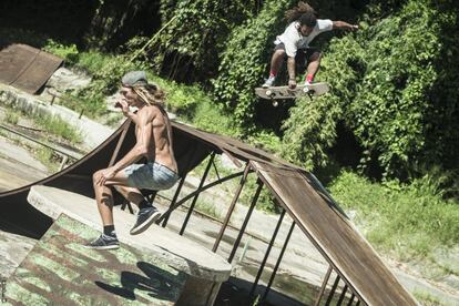 Antes de este viaje, Riding Adventures ya había organizado una expedición para patinar en Corea del Sur. "Nuestra forma de vida es patinar e intentar hacer documentales. De Cuba nos interesaba ese punto arcaico que tiene allí el mundo del skate y el longboard, no es un país que esté adaptado para patinar, pero eso lo hace precioso y especial", asegura Luis Creo (@moglowho), que fue cámara de este documental y es el autor de las fotos.