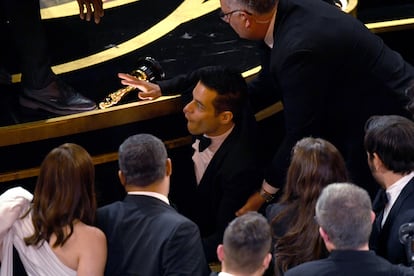 Rami Malek – Aunque no fue emitido en la emisión televisiva, los fotógrafos presentes en el Dolby Theatre sí captaron el momento en el que el ganador del Oscar al mejor actor por Bohemian Rhapsody se precipitaba por las escaleras mientras volvía a su asiento tras recoger la estatuilla. El golpe fue tan aparatoso que tuvo ser atendido por personal médico. Eso sí, no tan doloroso como para borrarle la sonrisa de la cara durante el resto de gala.