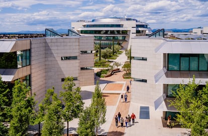 Exterior de la Ciudad Grupo Santander, pionera en el uso de paneles fotovoltaicos para autoabastecimiento, en Boadilla del Monte (Madrid).