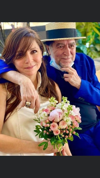 Joaquín Sabina y Jimena Coronado, convertidos en marido y mujer, este lunes en Madrid.