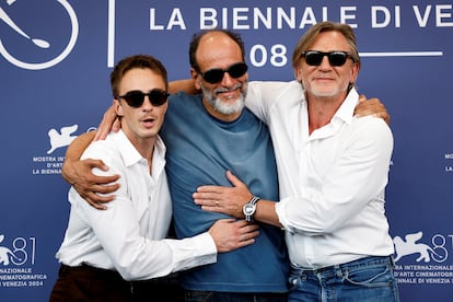 El director de la película 'Queer' Luca Guadagnino, junto a los actores Drew Starkey y Daniel Craig, en el festival de Venecia. 