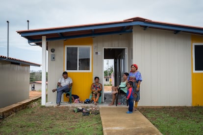 La familia de Plácido Tejeda y Dad Naggue Dubit, descansa en el corredor de su nueva casa. "Vinimos pensando en el futuro de él", dice señalando a Kilian, el pequeño de tres años. "Queremos que tenga más oportunidades de las que tuvimos nosotros".