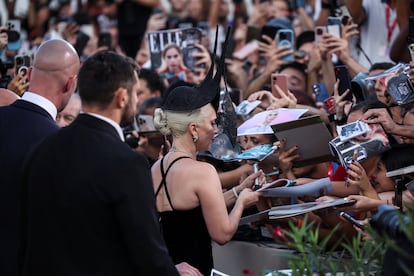 Lady Gaga firma autógrafos en la alfombra roja del festival, este miércoles. 