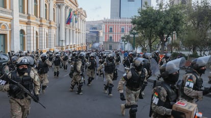 Militares se retiran de la sede del Gobierno de Bolivia tras el intento de golpe de Estado. 