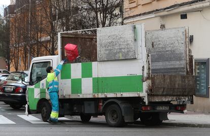 Un trabajador municipal lanza un objeto a un camión de limpieza con matrícula GZS, del 2010, este martes por el centro de Madrid.