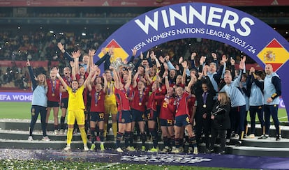 Las jugadoras de España, tras recibir el trofeo de campeonas de la Liga de Naciones, en la Cartuja de Sevilla. 