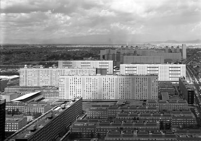 La represión alcanzó su cenit el 2 de octubre de 1968, con la matanza de Tlatelolco, una tragedia que resultó un parteaguas en la historia moderna de México. En la imagen, vista aérea de la plaza de las Tres Culturas y de las unidades habitacionales que la rodean, en Tlatelolco.