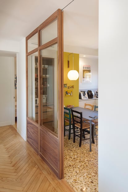 En esta vivienda en Argüelles (Madrid) de estudio Nimú, cocina y salón tienen estilos totalmente diferentes. Un cerramiento acristalado los une y separa a la vez, tanto a nivel funcional como visual y estético.