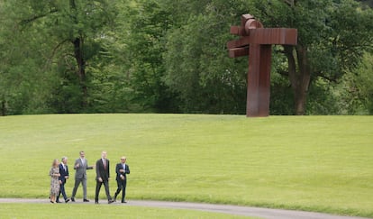 Felipe VI junto a familiares de Eduardo Chillida este martes.