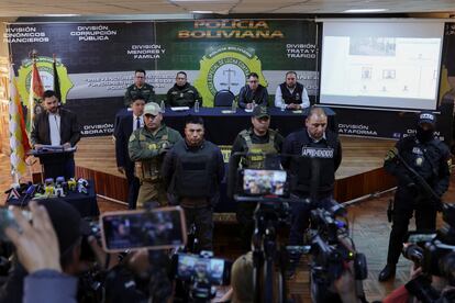 Militares son presentados durante una conferencia de prensa después de que las fuerzas armadas de Bolivia se retiraran del palacio presidencial.