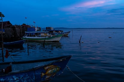 Botes vacíos en la isla de Cartí Sugdub. La isla está algo más silenciosa a principios de junio. Cerca de 40 familias se mudaron a principio de mes. "Ojalá nos vaya bien acá", dice José desde su nueva casa. 