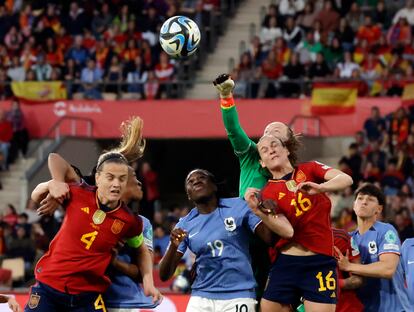 Irene Paredes y Laia Codina ante Griedge Mbock, durante una jugada.