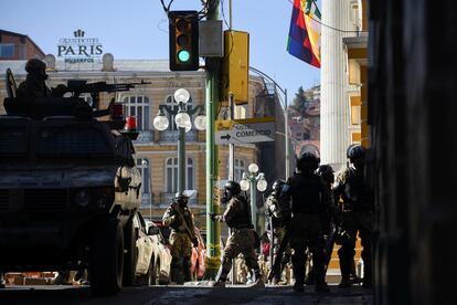 Los militares han puesto barricadas para impedir que la gente llegue hasta la plaza Murillo en respuesta al llamado presidencial.