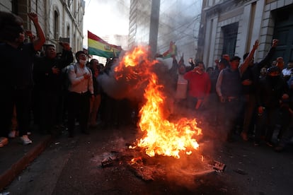 Manifestantes hacen una hoguera en las calles aledañas al palacio de gobierno.