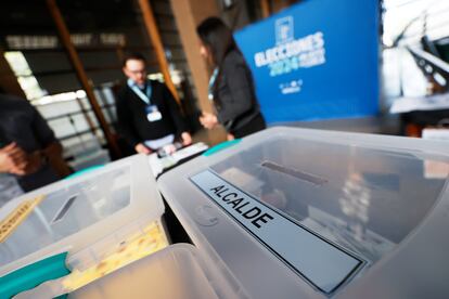 Personas trabajan en los preparativos de un centro de votación para los comicios municipales y regionales, en Santiago, Chile