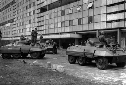 Después de la matanza, unidades acorazadas del ejército montaron guardia en la plaza de Tlateloco y limpiaron los restos de la masacre. 