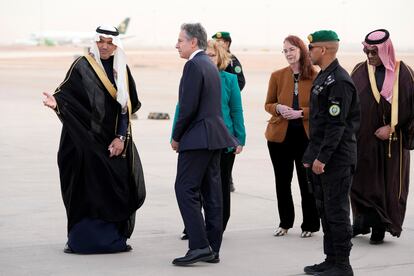 El secretario de Estado de EE UU, Antony Blinken (en medio) recibido por el rey Jalid a su llegada a Riad, capital de Arabia Saudí, este lunes.