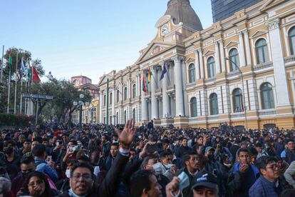 Partidarios del presidente Luis Arce se reúnen en la Plaza Murillo tras la retirada de los militares.