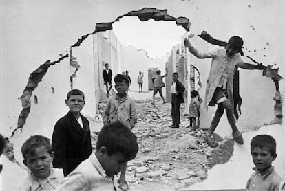 'Sevilla, España' (1933), de Henri Cartier-Bresson, en la exposición en el centro KBr de Barcelona.