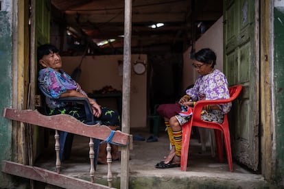 Elvira Handman y Iguaibidili Robinson, habitantes de Cartí Sugdub, descansan en la entrada de su casa, que Elvira se niega a abandonar. "Si se tiene que hundir la isla, que se hunda", cuenta tras una carcajada.