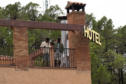 Dos de los refugiados alojados en un hotel de Mora de Rubielos (Teruel). Uno de ellos saluda a la cámara.