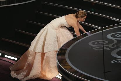 Jennifer Lawrence – No hay caída cinematográfica más comentada y analizada en la última década que la protagonizada en los Oscar de 2013 por la estrella de El lado bueno de las cosas, que se resbaló mientras subía al escenario para recoger el galardón a la mejor actriz de reparto. La repercusión del instante sobrepasó la mera anécdota y varios medios especularon acerca de la voluntariedad del tropezón. Lawrence, que dijo sentirse “terriblemente humillada” por las conjeturas sobre si lo fingió o no, aseguró que daría lo que fuera por volver atrás y calló a los críticos con una sencilla pregunta: “¿Alguna vez has intentado subir unas escaleras con un vestido de gala?”.