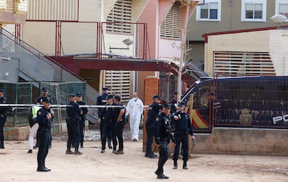 Cordón policial en el exterior del colegio Lluís Vives de Massanassa (Valencia), este domingo.