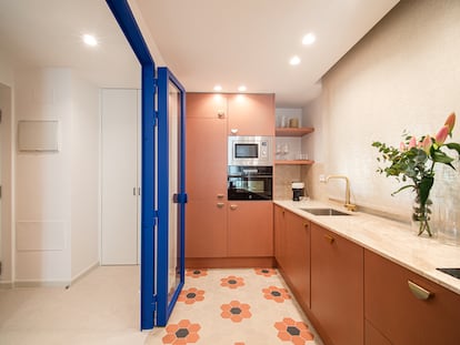 Marta Miñarro, de Studio Lemon, decidió cerrar parcialmente la cocina de la vivienda Atocha 3K mediante unas puertas acristaladas, con un potente marco de color azul eléctrico.