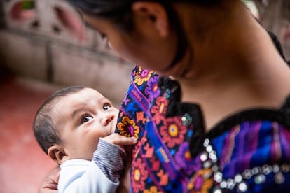 Eva Ramírez, una mujer de la comunidad de Chicoy (Guatemala), amamanta a su hijo en 2019.