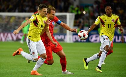 Arias pugna por un balón con Kane en presencia de Cuadrado, en el Mundial de Rusia