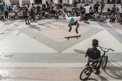 La comunidad más grande de skater de Cuba se encuentra en la Habana Vieja. "En total nos juntamos con unos trescientos, pero la gente que patina en todo el país no creo que sea más de 1.000. Se trata de un deporte considerado antirevolucionario, porque el material que les llega es de EEUU. Nosotros también aprovechamos el viaje para llevar cosas desde aquí".