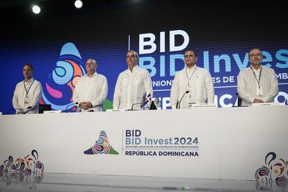 Jordan Schwartz, vicepresidente ejecutivo del BID; Ilan Goldfajn, presidente del BID; Luis Abinader, presidente de República Dominicana; José Manuel Vicente, ministro de Hacienda y nuevo presidente de las Asambleas de Gobernadores del BID y de la CII (Corporación Interamericana de Inversiones), y Gerardo Corrochano, secretario del BID.