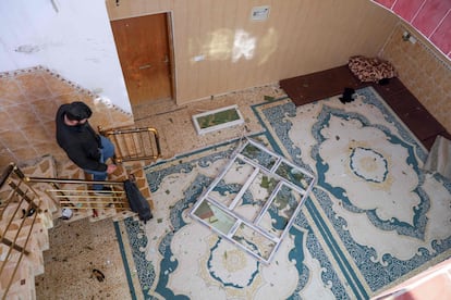 Un hombre inspeccionaba este martes los daños en una casa tras el ataque con misiles lanzado por la Guardia Revolucionaria iraní contra Erbil.