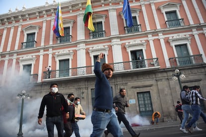 Personas entran caminando a la Plaza Murillo tras la salida de los militares que habían tomado la plaza y la sede de gobierno.