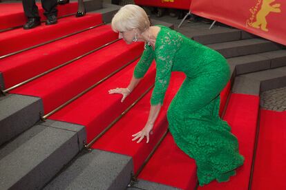 Helen Mirren – Presumiendo de reflejos y de su elegancia innata, la mítica actriz británica fue capaz de evitar caerse por completo en el photocall del festival de Berlín en 2015. Mirren acudía al certamen para presentar el filme La dama de oro, sobre una mujer que trata de recuperar su legado familiar tras la II Guerra Mundial.