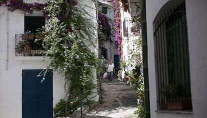 Una dona baixa per un dels carrers de Cadaqu&eacute;s. 