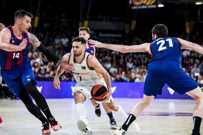 Campazzo trata de entrar a canasta entre Hernangómez y Abrines durante el último partido de la serie.