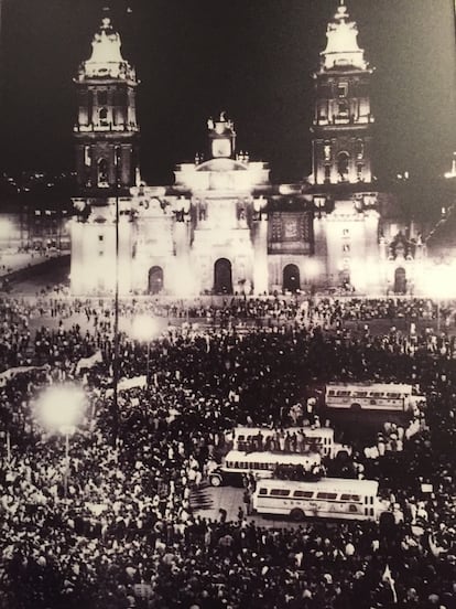 Ante la creciente represión, el 27 de agosto se realizó una manifestación masiva desde el Museo de Antropología hasta el Zócalo. En la madrugada, los estudiantes fueron desalojados violentamente por la fuerza pública.