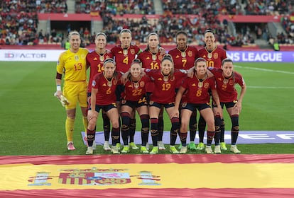 Las jugadoras de la selección posan para la foto de familia antes del partido. 