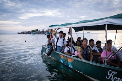 Panamá ha construido una barriada en la montaña para acoger a 300 familias del archipiélago de Guna Yala, un grupo de 365 islas que pueden desaparecer para 2050.  En la imagen, estudiantes de la escuela de la isla de Cartí Sugdub, de la comarca de Guna Yala, zarpan en un bote hacia a la nueva institución educativa, en Isber Yala, un sitio en Panamá continental. "Hoy será un simulacro", explica la profesora Bernadeth. 