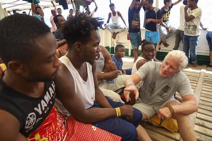 El actor Richard Gere conversa con los migrantes a bordo del barco de la ONG española 'Open Arms' en agosto de 2019.