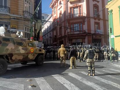 Militares hacen presencia con tanques frente a la sede del Gobierno de Bolivia, este miércoles en La Paz. El presidente, Luis Arce, denuncia "movimientos irregulares" de militares, mientras que ciudadanos y medios locales reportaron la presencia de tanques y militares fuertemente armados.
